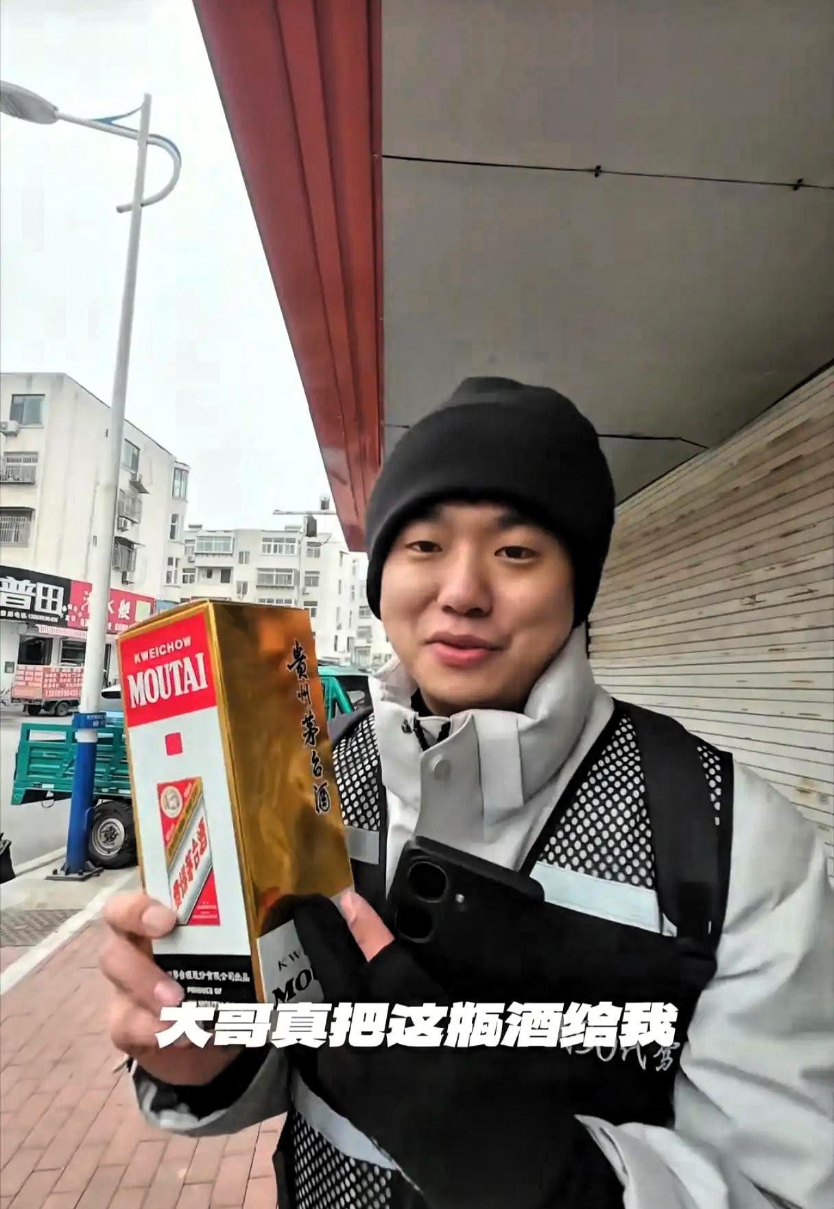 山东人太豪爽！山东聊城，一代驾小哥将车主送到目的地，车主突然说一句：“代驾费不给