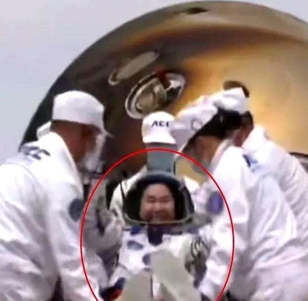 王浩泽回到地球，我老公看了后忍不住好奇，她明明不是我们第一个上太空的女生，怎么新