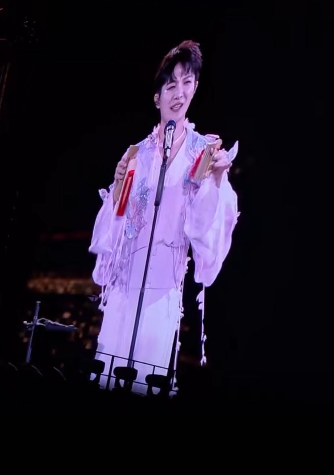 周深中秋“分裂式”营业：灵珠魔丸无缝切换太绝了！中秋看周深像看两台大戏！舞