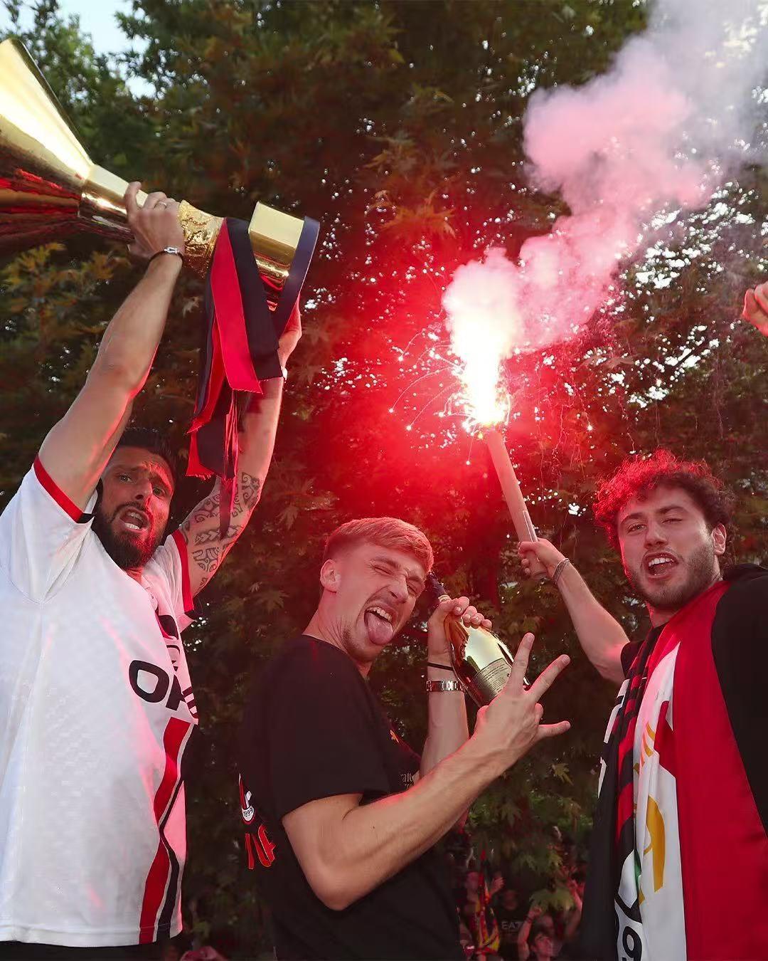 还记得夺冠那年的萨勒马克尔斯吗？今天米兰最大的新闻就是萨勒马克尔斯跟米兰续约到