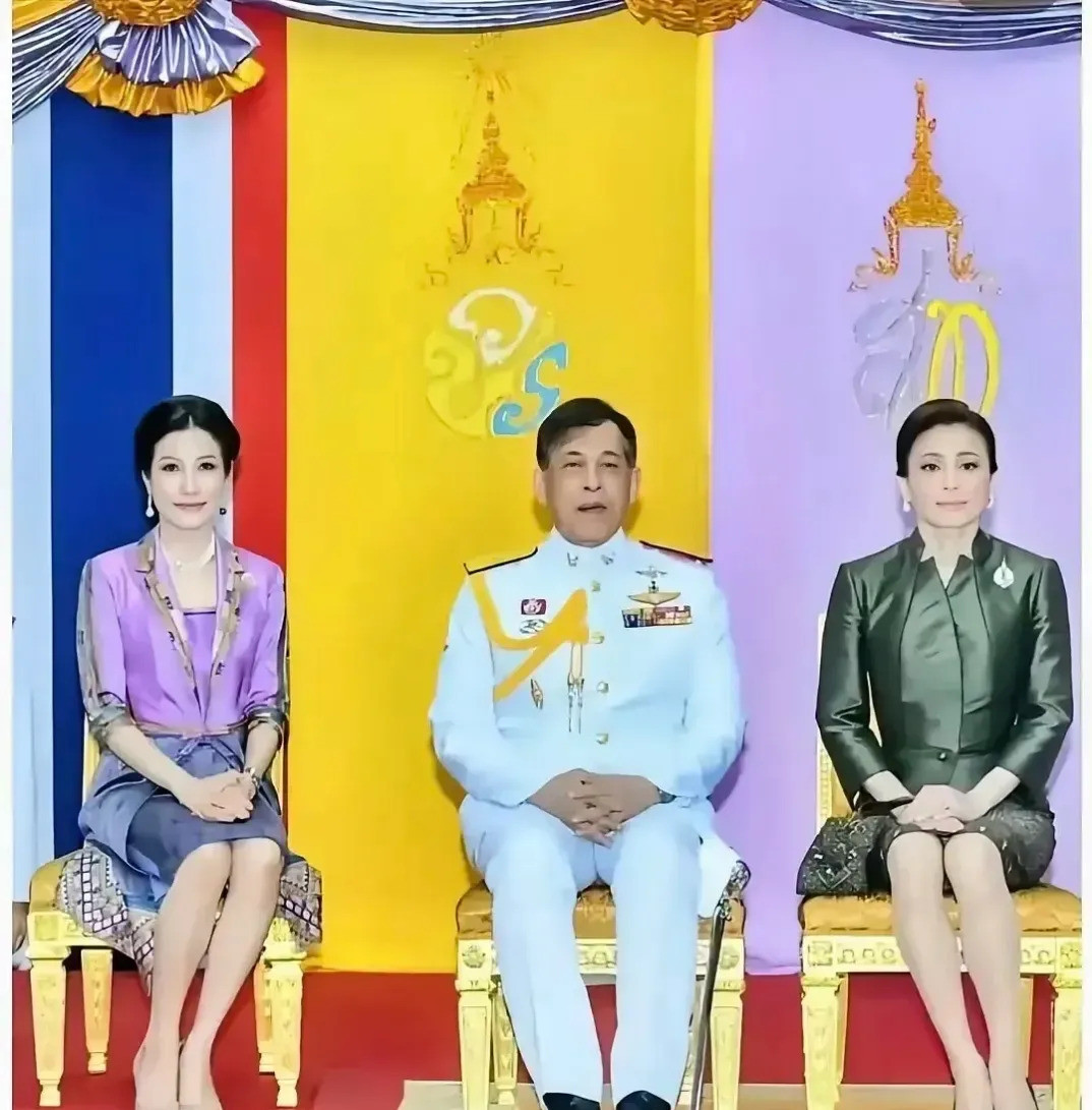 泰国国王真威风，俩老婆真好看哇塞！你敢信吗？泰国国王简直
