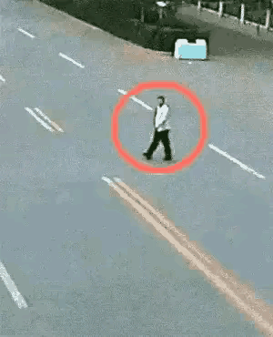 行人和电动车本来就不在同一车道，人家已经停下来让行，是电动车跨车道过来把人家撞了