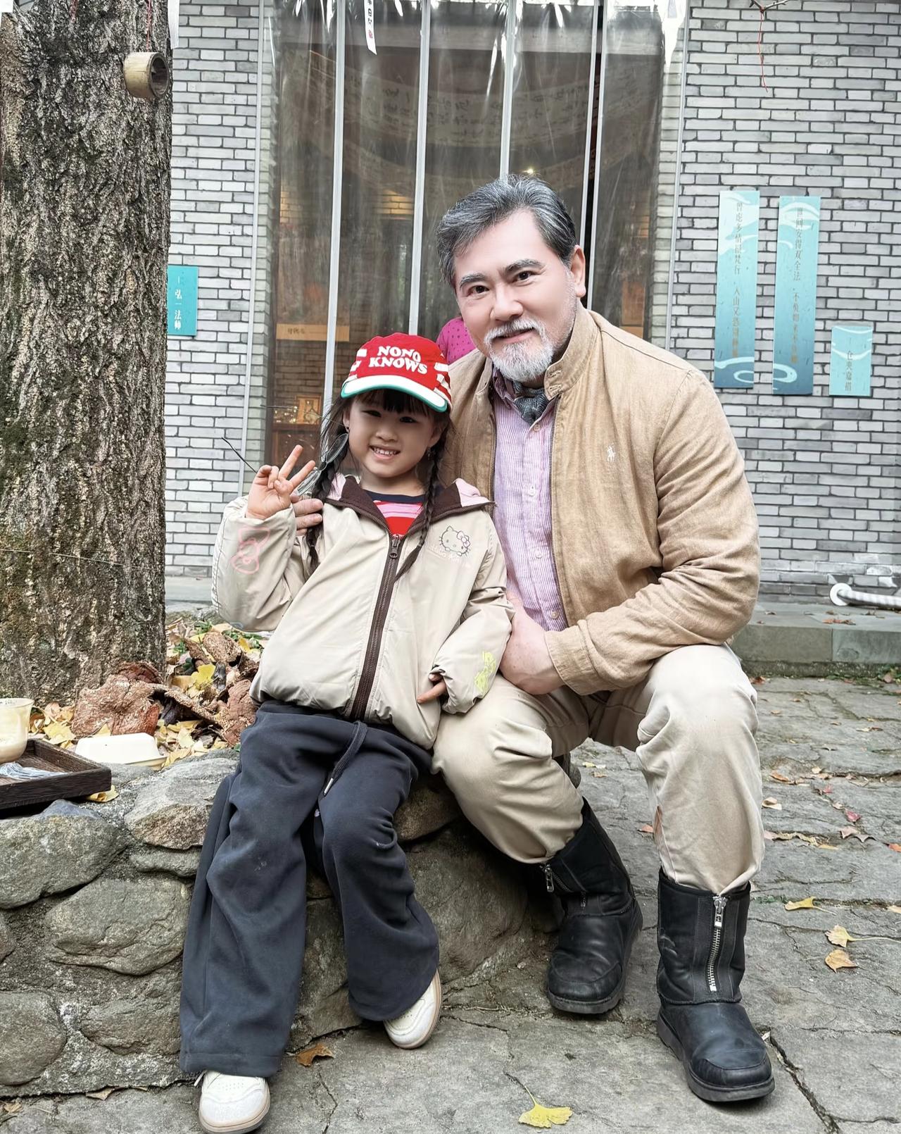 65岁赵文瑄现身浙江金峨禅寺游玩，他穿着一身朴素的衣服，头发苍白，身材肥胖臃肿，