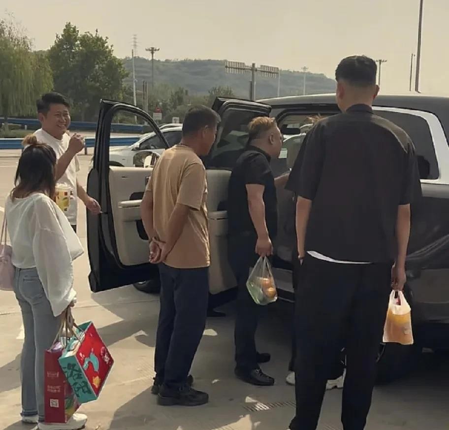 河南小伙刚提了小米SU7Max，进服务区歇个脚，车门一开，直接被路人围了。问价的、看内饰的、拍照的，