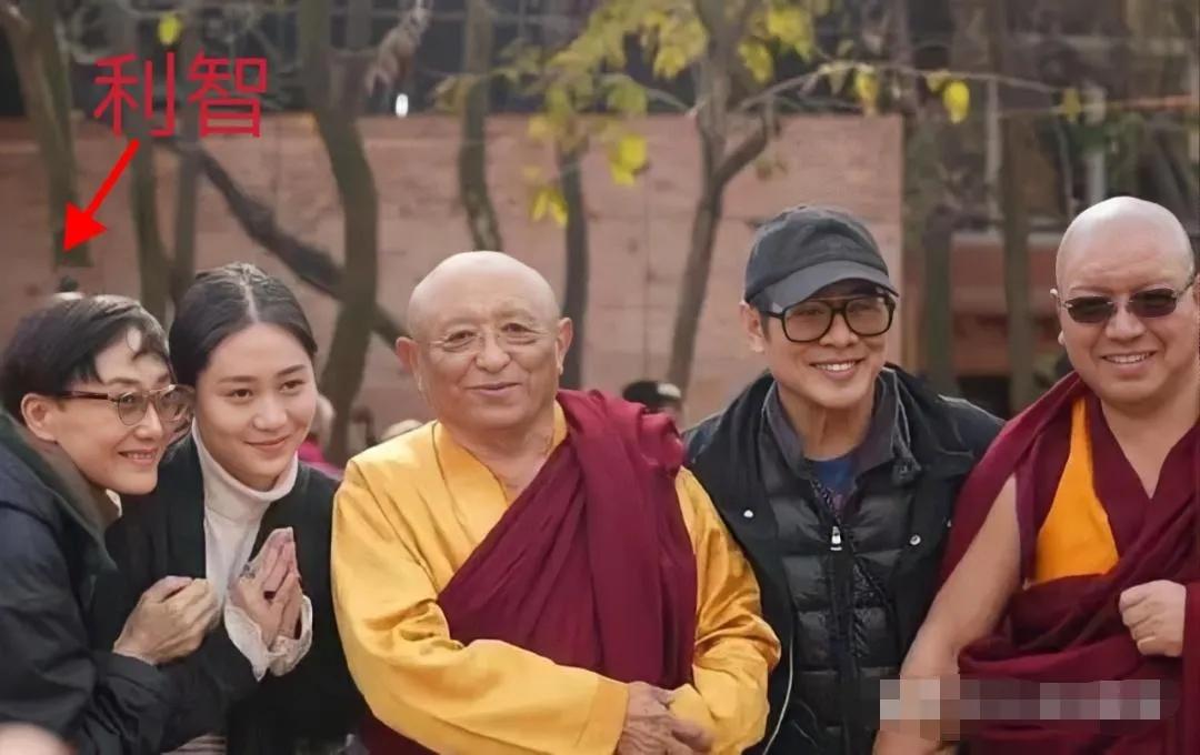 美人迟暮，64岁的利智风华不再！如果有人说图片中的是那个曾经集万千宠爱于一身
