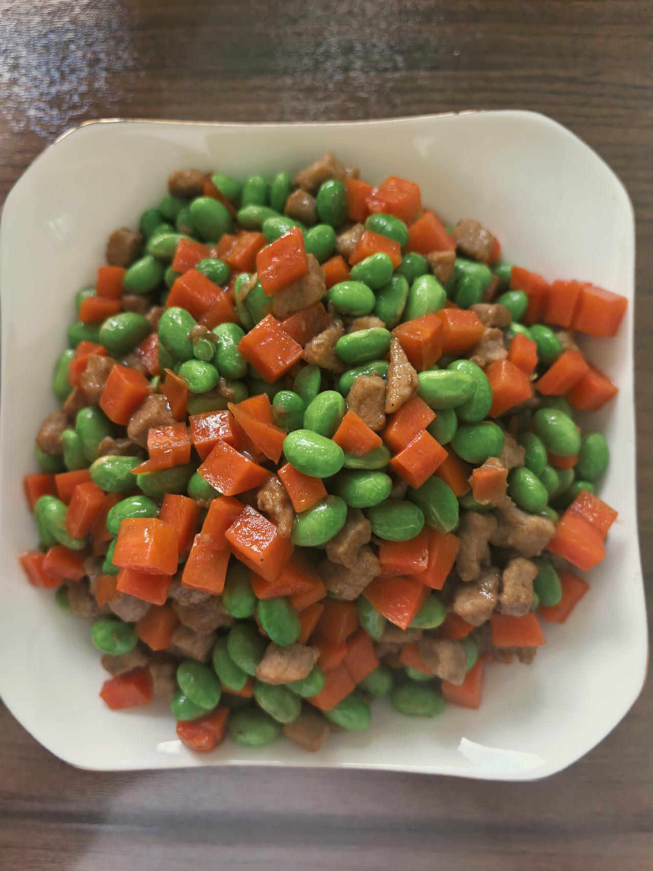 好友们晚上好！夏安吉祥，晚餐香香！今天的晚餐:青豆胡萝卜炒肉丁莴笋炒鸡蛋窝