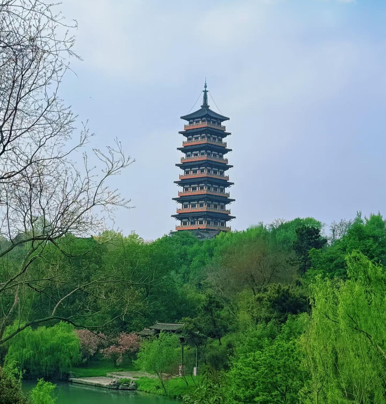 相册里最满意的照片春日摄影：伴随着春天的到来，宝塔屹立镇河妖，万紫千红一片光明。