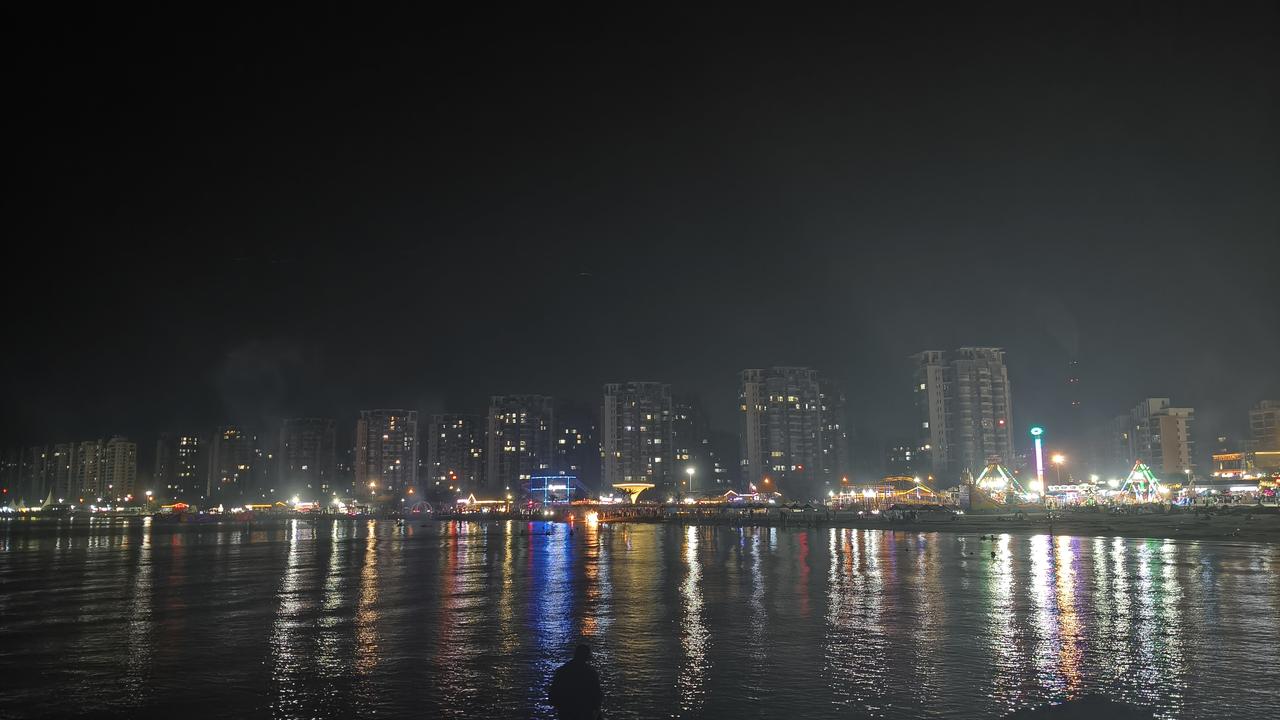 夏日清爽海边好风景，火树银花夜色阑珊好心情，波光粼粼霓虹炫彩似梦幻，健健康康开开