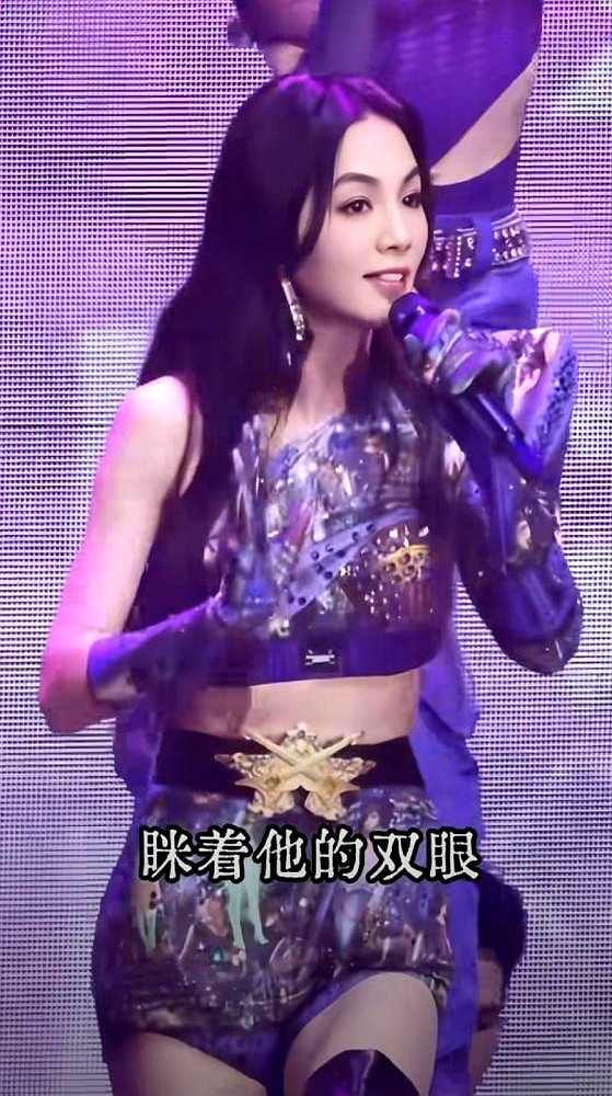 踩在稻田烂泥里淋暴雨唱歌，田馥甄被网友嘲讽“混不下去了”。雨水顺着头发直往下淌，连眼睛都快睁不开。她
