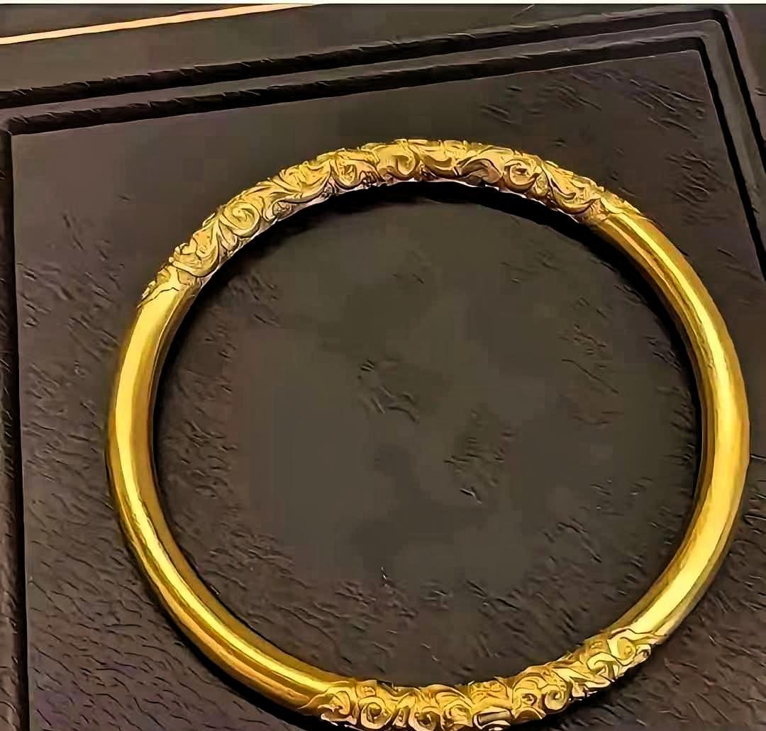 现在金店可犯愁了，金价高没人买，年轻人买黄金的方式全变了。办公室几个95后妹子都