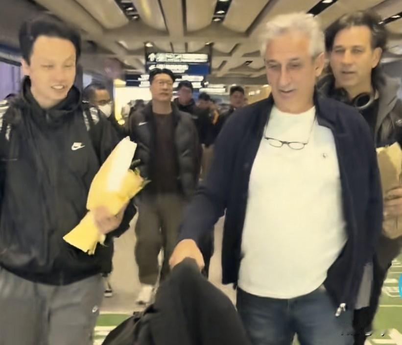 今天（12月4日）中午，云南玉昆新任主帅乔迪空降昆明，刚落地就被球迷围堵索要