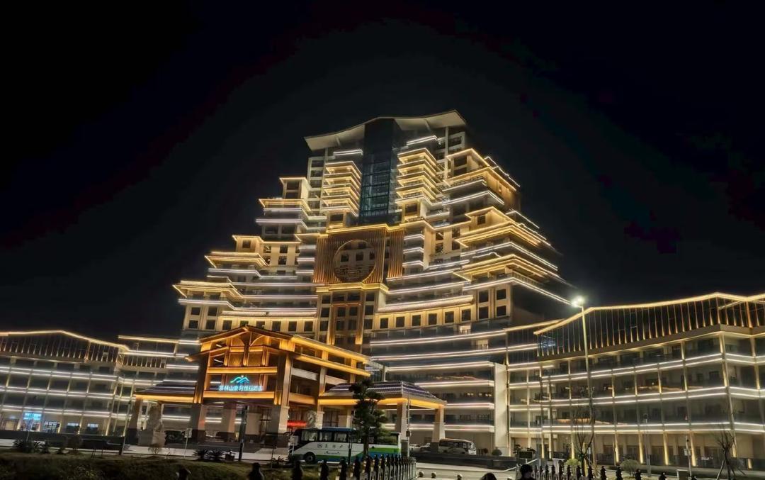 镇远，可能是最被低估的古镇。没那么多网红滤镜、反倒把日子过成了一首慢诗。舞阳河