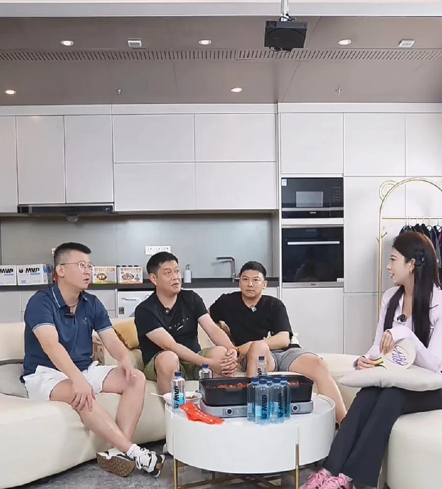 看了邱贻可昨晚的直播，才发现他才是真正的高手，他看似不善言辞，说话一顿一顿