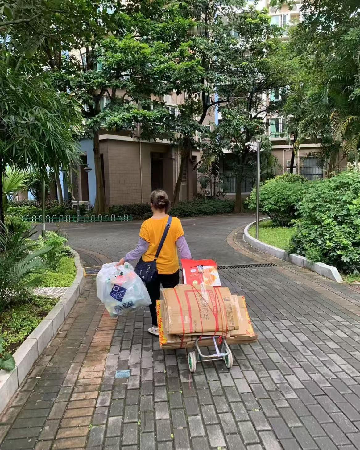 我妈攒了大半年的废品，昨天让我帮她拉去卖。我以为也就卖个几十块钱。结果称完一