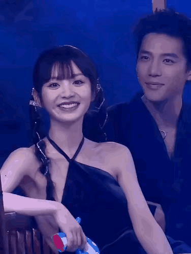 [无奈吐舌]突然发现一个“规律”，田曦薇一般衣着比较“暴露”的场合（商务代言