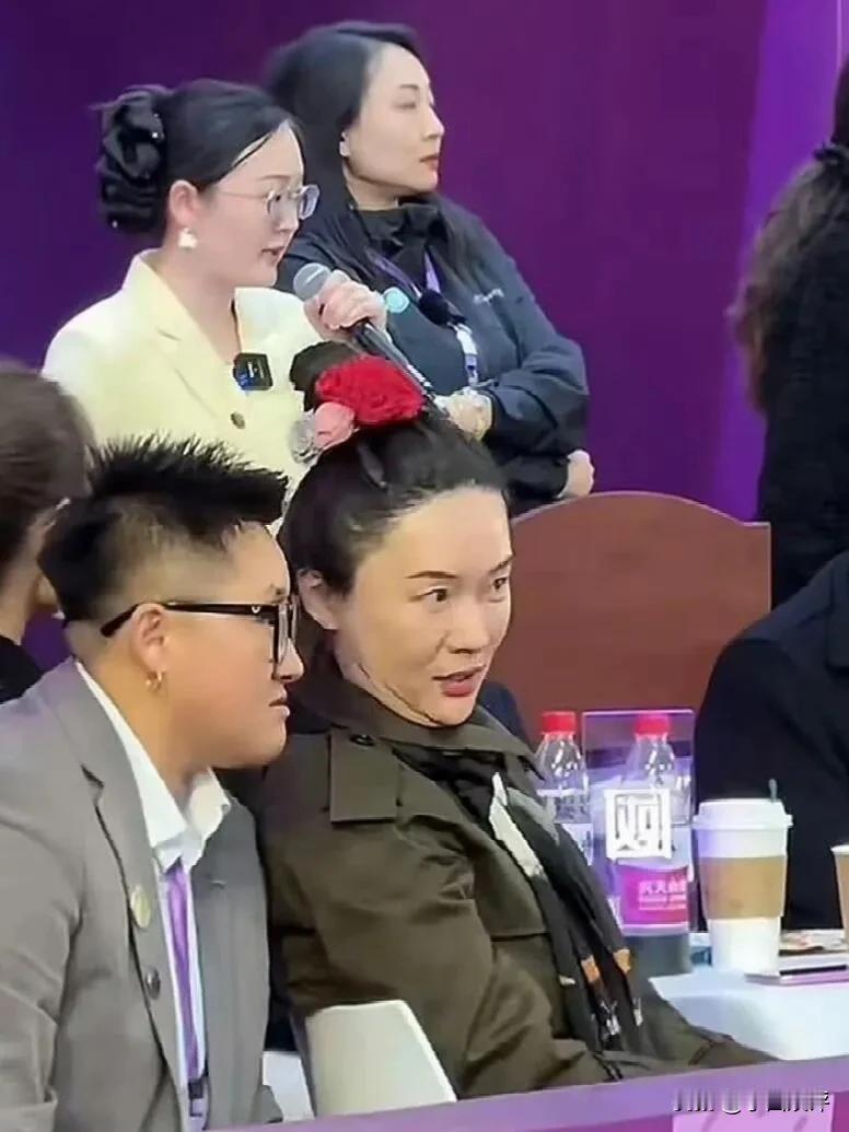 霍思燕这脑袋上的花花，是认真的吗？好像很久没见过这种发饰了呀！霍思燕现在过得好