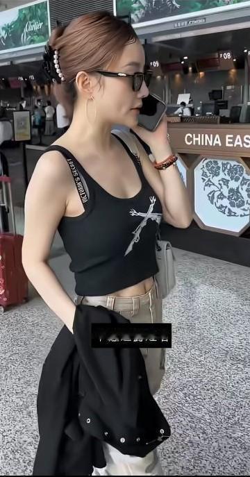 都快五十岁了，还是那么潮！就是头发颜色不好看，再换了一个吧！