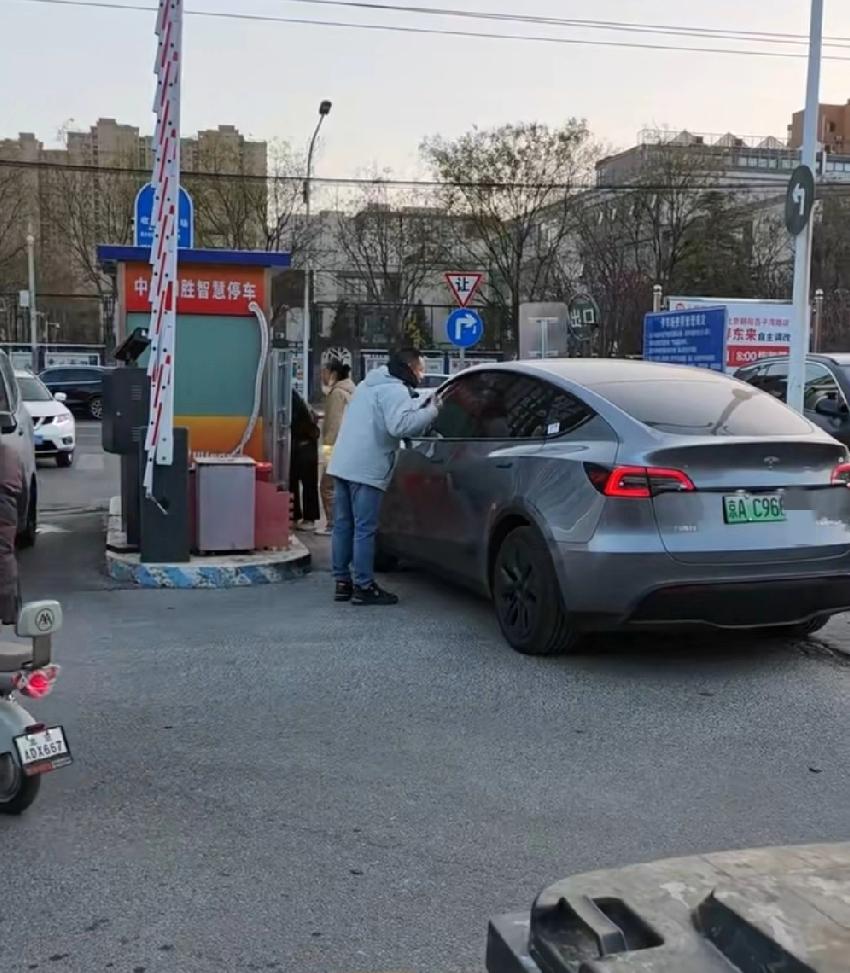 北京。百子湾永辉门口停车场，特斯拉女车主因不愿意交1.5元停车费，在门口堵了半个
