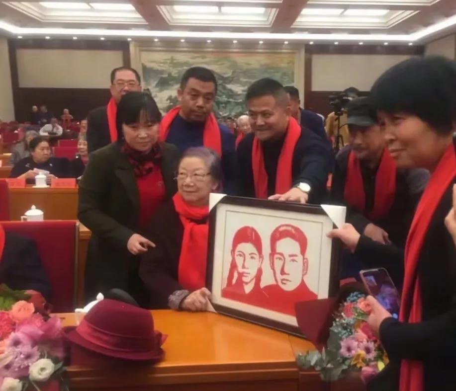 刘思齐与毛岸英罕见剪影合影曝光！红色围巾背后的爱情与牺牲近日，一组刘思齐与毛岸