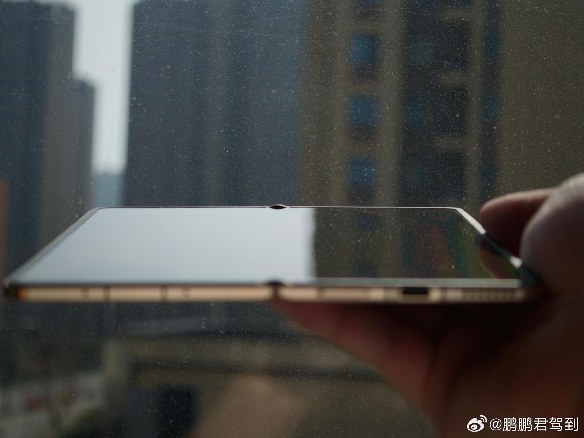 荣耀MagicV6的折痕控制相当惊艳啊！而且这两年不仅是折痕，荣耀在整机轻薄