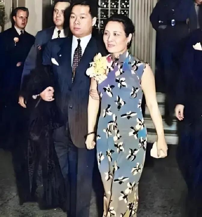 1972年春天，台北士林官邸的佣人们发现，官邸里的空气变了。过去蒋介石与宋美龄虽也有争执，但吵完总有