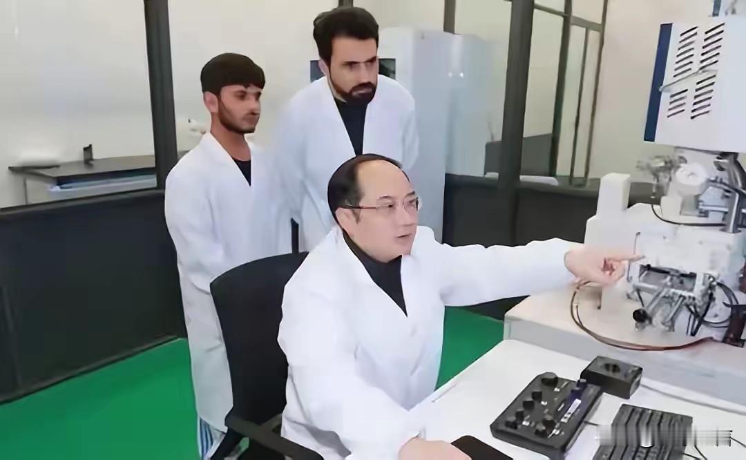 高中、“博导”。如果是假的，他是如何指导博士写论文的？如果能指导博士写论文，可见