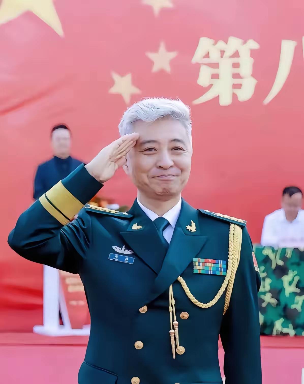 周炜，军改前任火箭军文工团团长（他是该团最后一任团长）。所以，他是文职不假，但