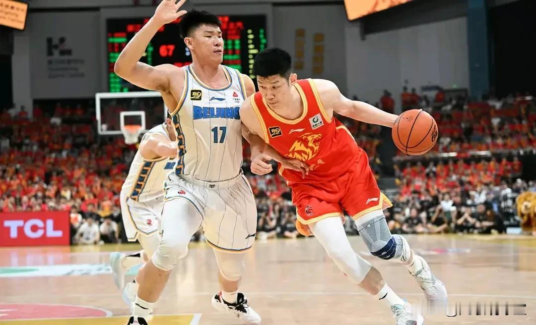 毫无疑问，这赛季CBA最不值得顶薪合同的球员有：1、黄毅超状态比前两个赛季差