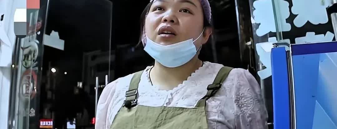 太难了！单亲妈妈经营着一家小店，一边忙着照顾孩子，一边忙着经营，一天接到一个
