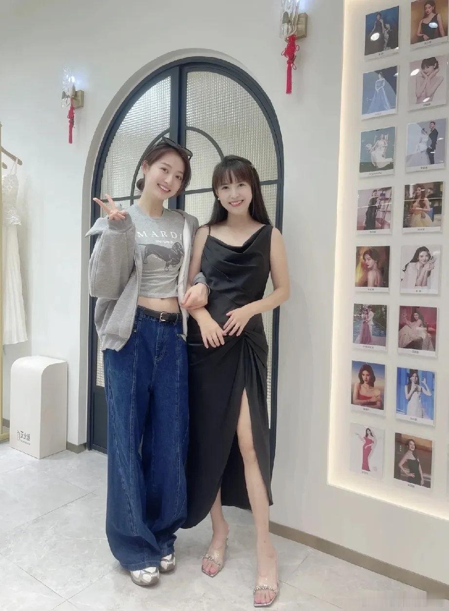 冯琳到上海陆家嘴礼服店选主持礼服，她穿着私服，有点小肚腩，网友竟然说她没有前几年年轻，看来她工作压力