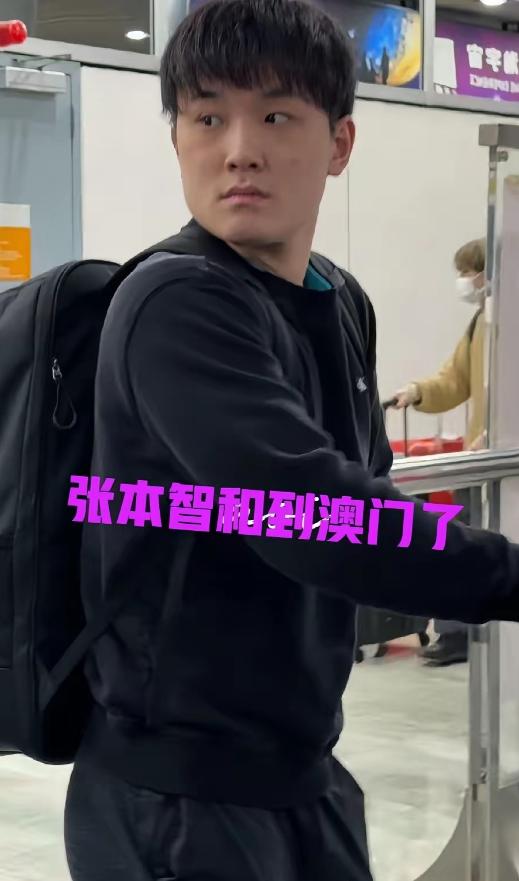 张本智和到澳门后，暴露一个不争的事实，那就是他没有赞助商，因为他又穿了那件旧T