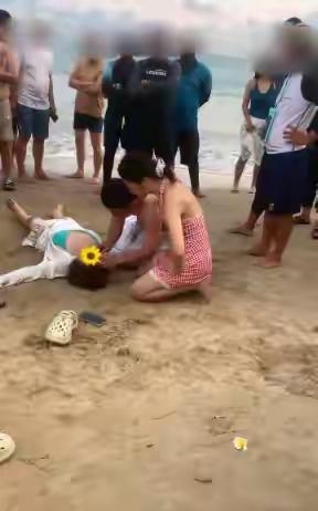 沙滩上，一个女孩已经没了呼吸。围观的人慌了，有人喊“快打120”，有人急得直跺脚