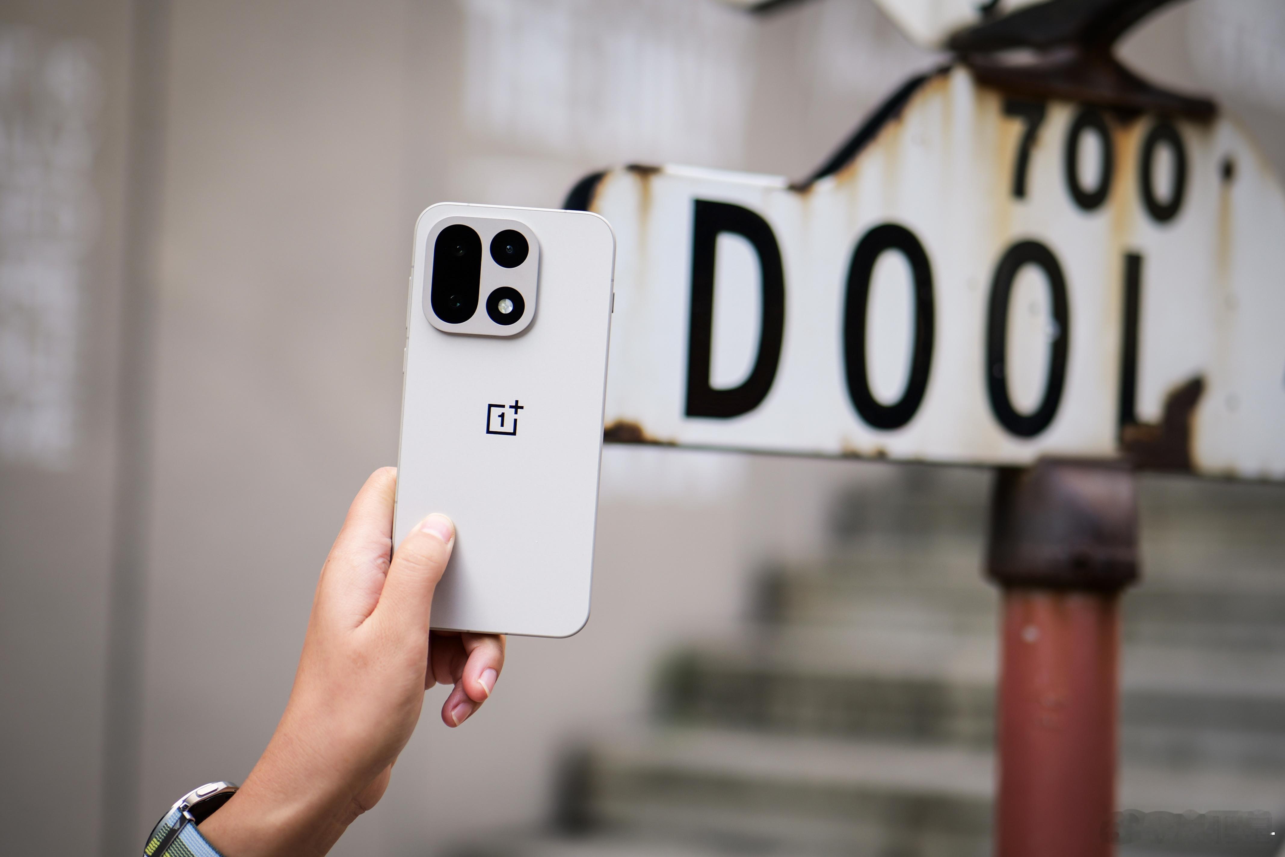 一加15就选原色沙丘吧,很简约至上的一种颜色,统一性的色系更是直接让这台手机在