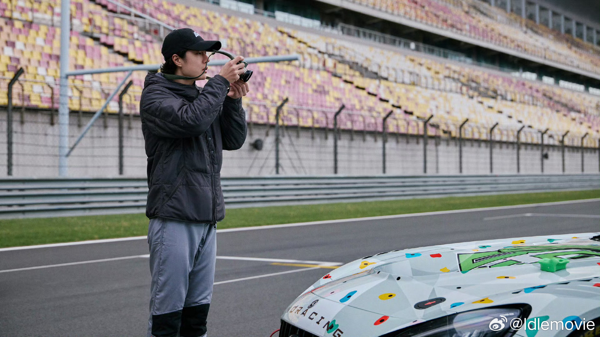 王一博练车酷存王一博全肯定，不放过每一个细节，全身心投入到赛车当中，获得业内认可