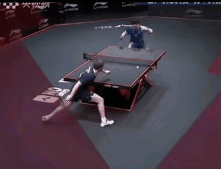 WTT香港总决赛男单决赛，莫雷加德表演了一个难度极高的胯下击球动作，他还与张本智