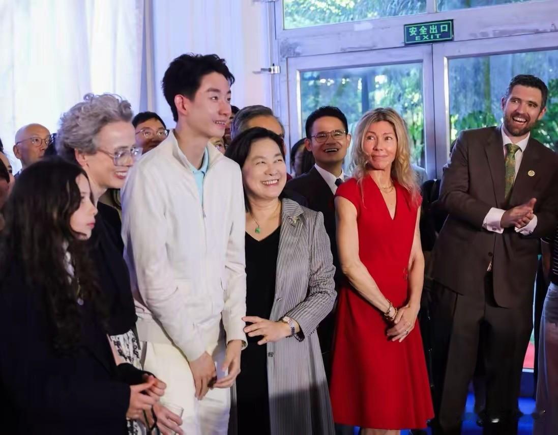 发现没有？同样是斯诺克世锦赛夺冠，吴宜泽享受的荣誉规格比创造历史的赵心童高多了！