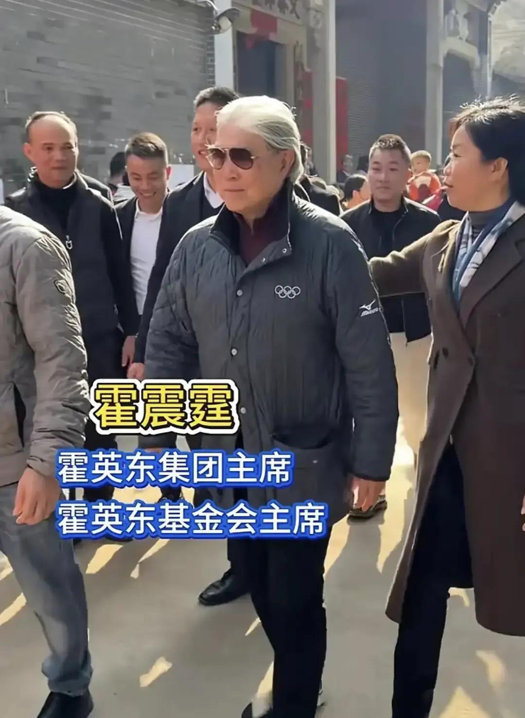 16年没扔的奥运外套！霍震霆穿着它回佛山祭祖，被眼尖网友一眼认出。那件衣服