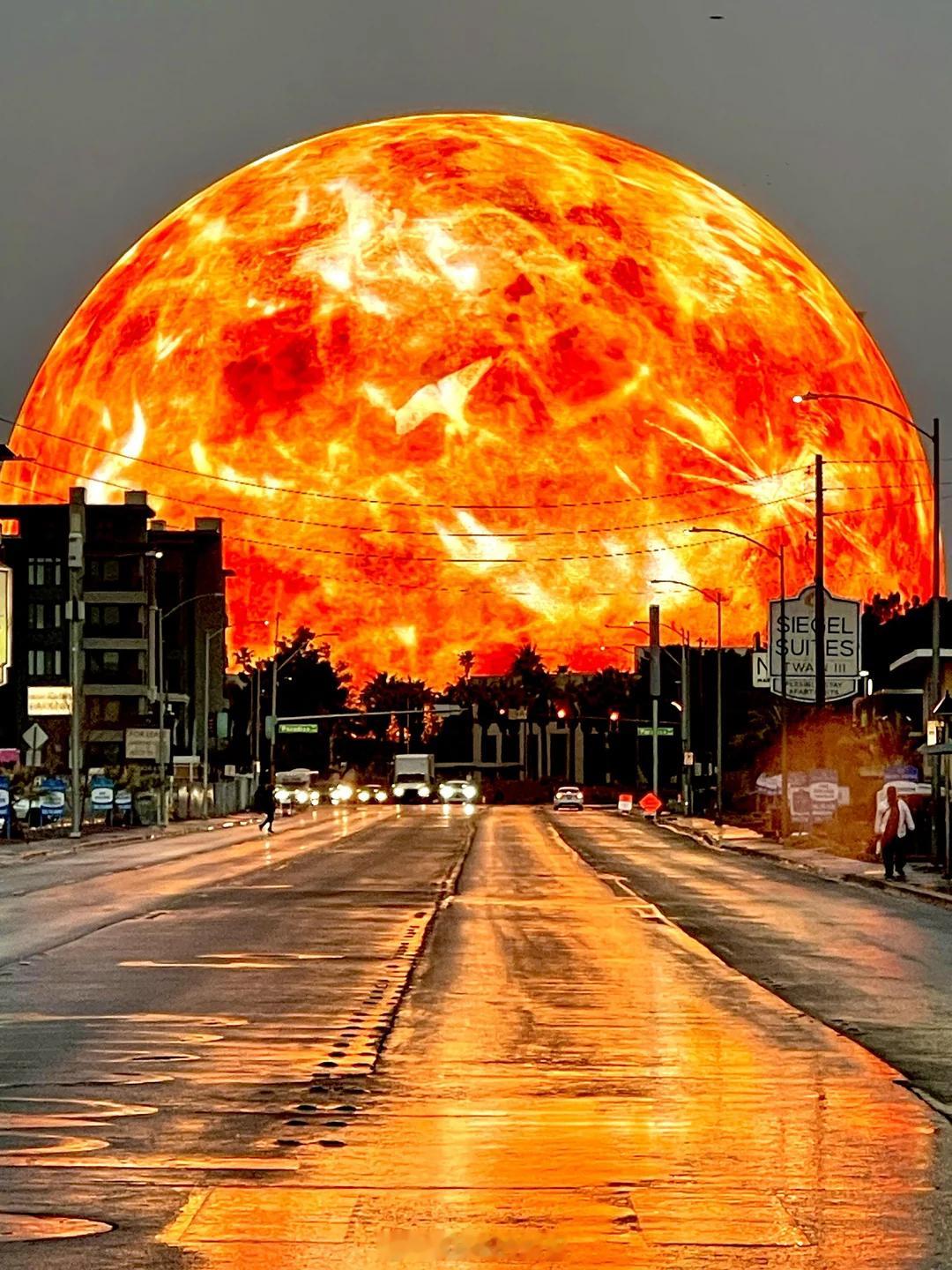 这张拉斯维加斯球形建筑的照片，拍摄地点和时间都恰到好处。太热了！
