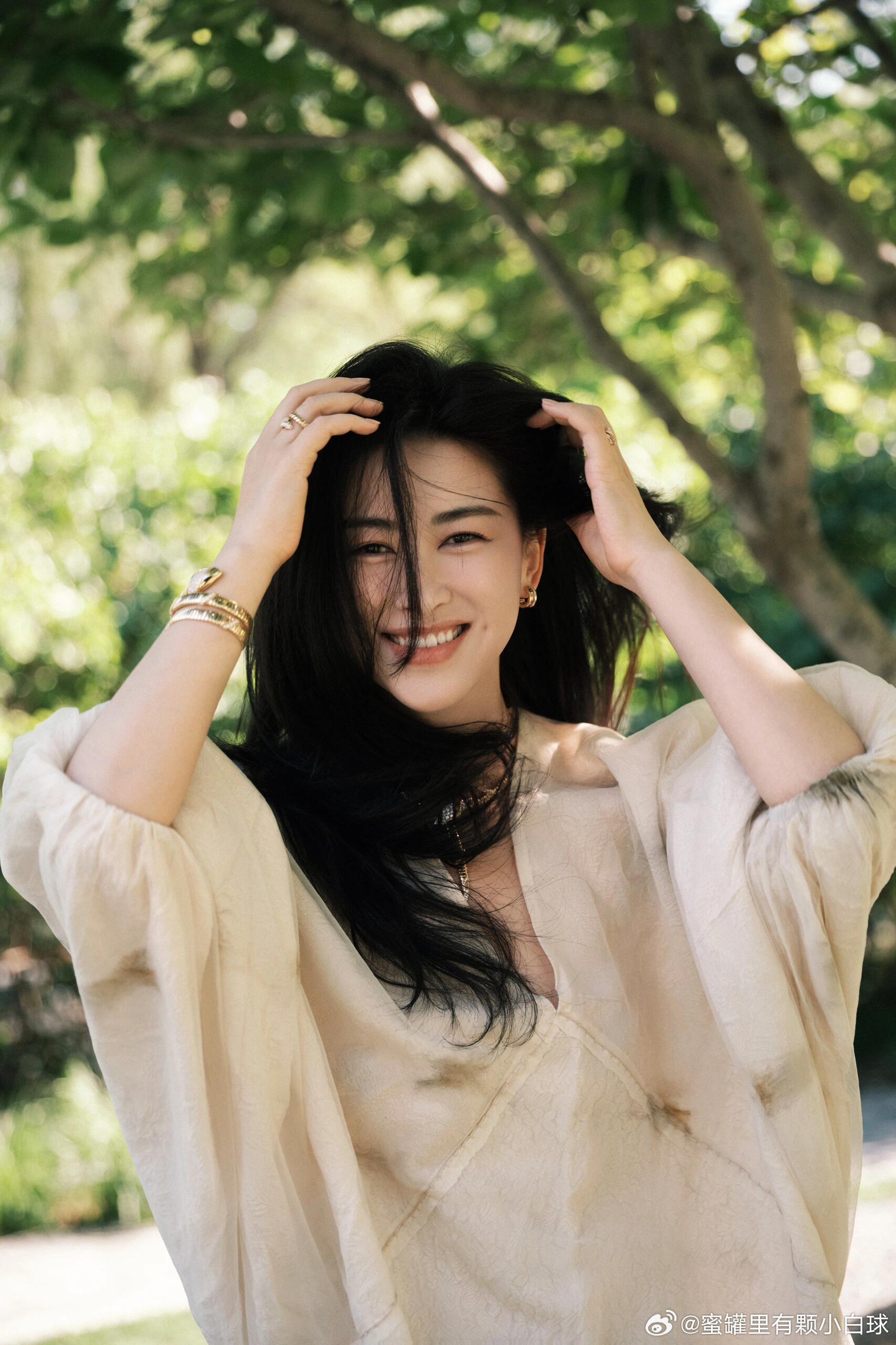 淡颜朱珠淡颜的朱珠真的有在发光，太美了。真的很吃这种颜啊，可甜可咸