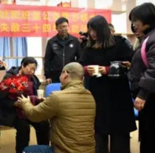 34年被拐，他下车一眼认家！紧抱病弱老母亲：妈妈，我不嫌弃你穷2022年7