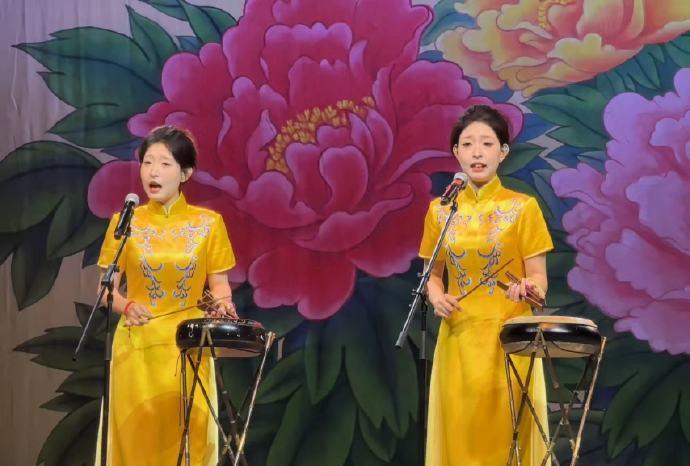 刚刚！鼓曲社新加坡首演圆满成功，郎鹤炎、张鹤擎先后发文，晒出了演出照和观众席照。