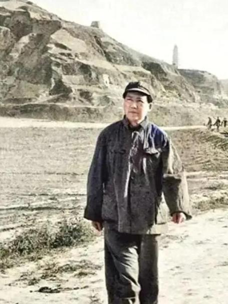 1942年，延安缺少物资，陷入困境，毛主席不禁感慨：“我们几乎没有衣穿，没有油吃