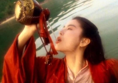 1991年 ，徐克在开拍 《笑傲江湖2》时，金庸对徐克说 :“不能让林青霞演东方