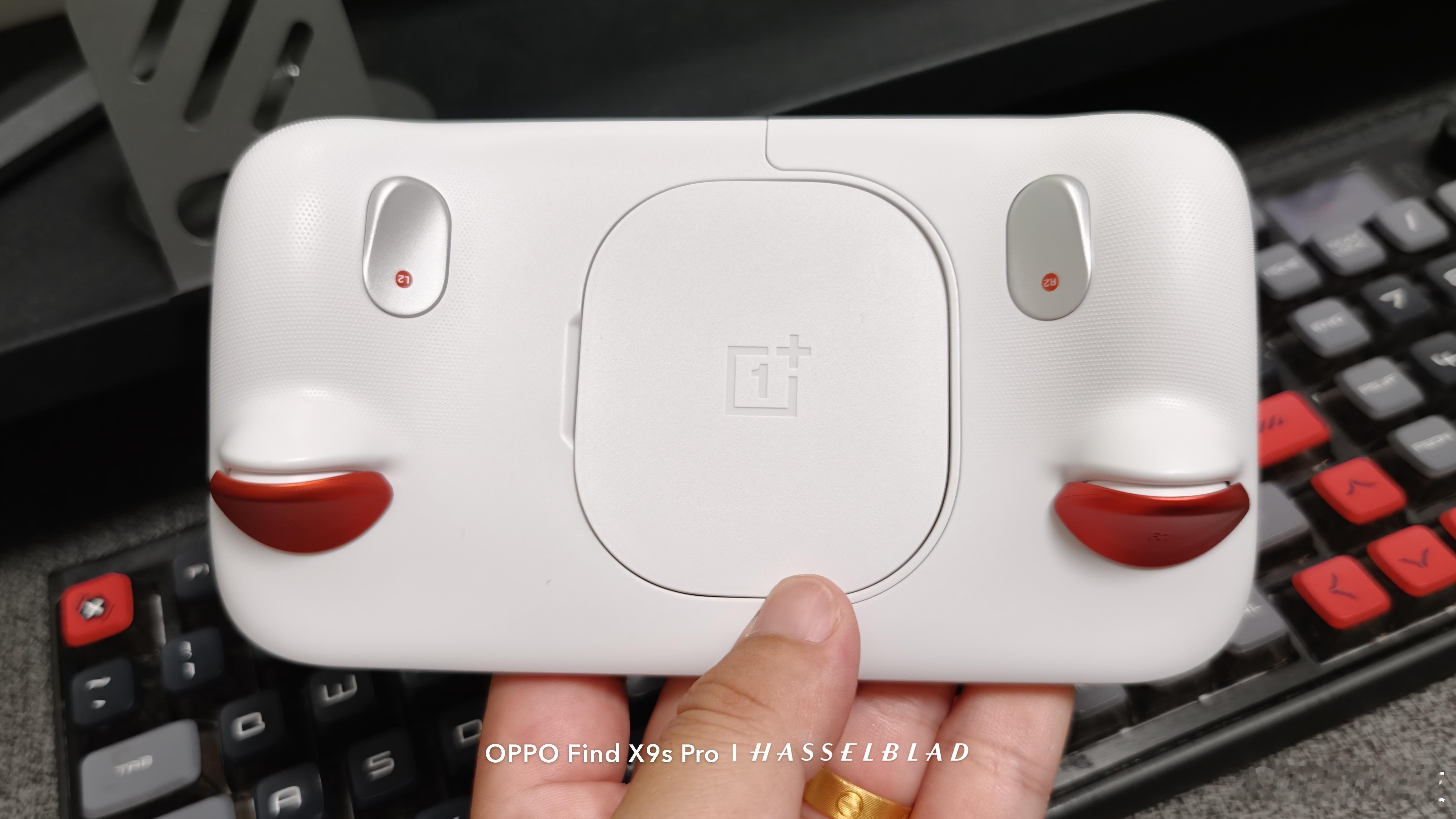 再说下这个一加枪神游戏手柄，比我意想的轻，按键位置相当合理，玩吃鸡真的是最强辅助