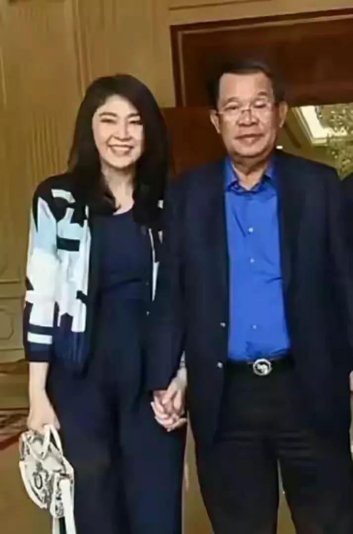 看看，洪森跟英拉十指紧扣，美死洪森了。奥巴马做不到的事情，洪森做到了。其实这是