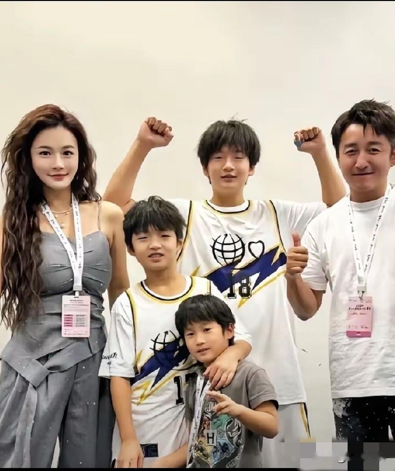 网传冉莹颖家人提出：由邹先开口办离，债务全由他抗，三名孩子的抚育费用也全包！邹
