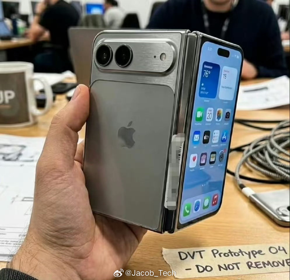 苹果折叠屏关键信息汇总OMG…质感确实还行可是这个背板拼接设计真的好出戏呀不懂这