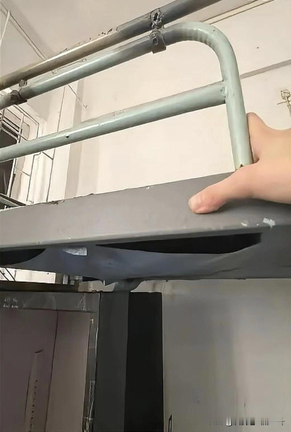 近期广东海洋大学学生住宿环境一事引发了广泛的社会热议，不少人用“废弃仓库”来形容