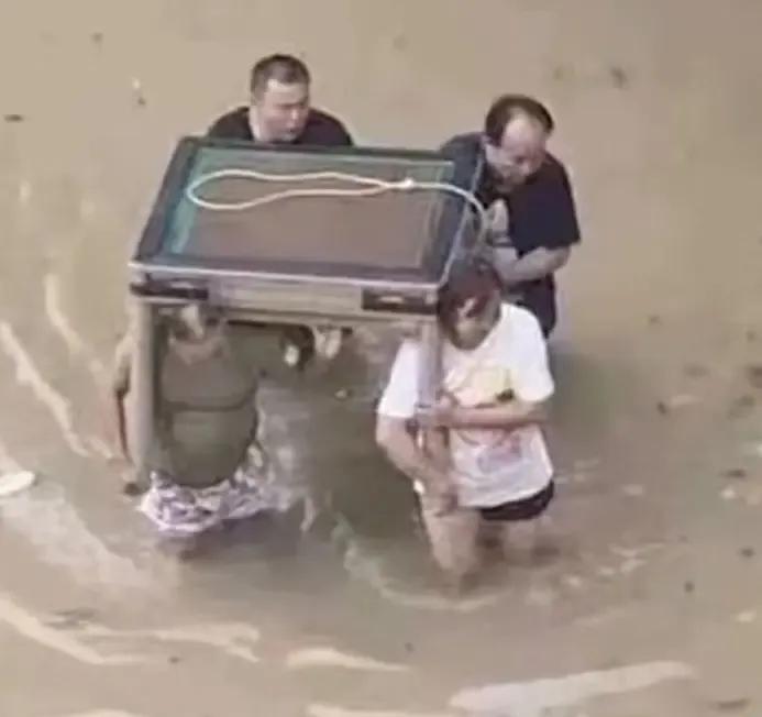 成都遭遇罕见暴雨，当地人在抢救和保护“重要物资财产安全”上发挥了前所未有的主观能