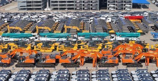 54岁的范进中举后疯了，34年光景终成空壳；正如深陷“去中国化”泥潭的西方，费力